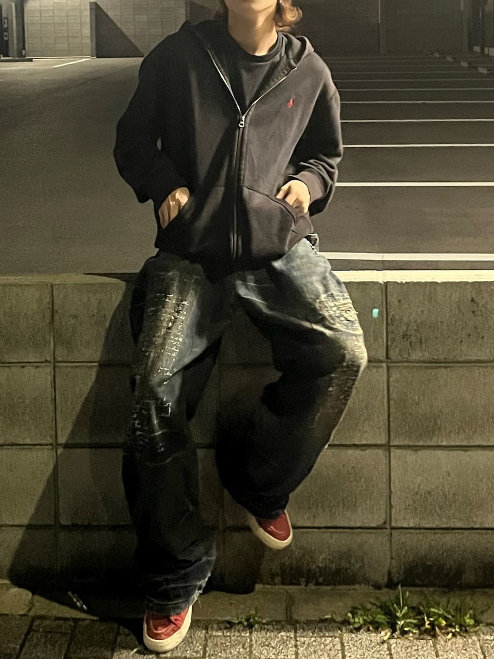 ブラック系のパーカー、レッド系のスニーカー、ブラック系のニットキャップ/ビーニーを着用したメンズの夏コーディネートの3枚目の写真