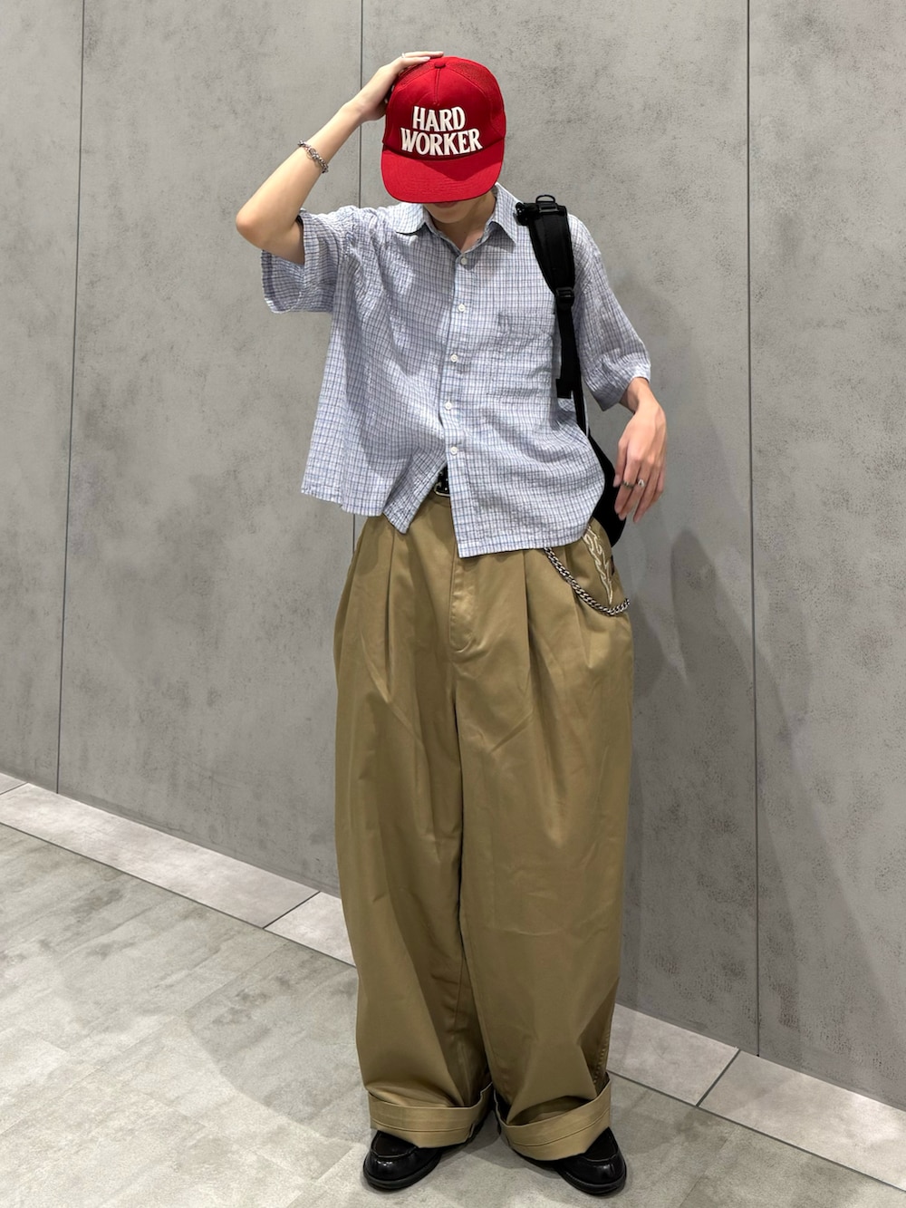 ベージュ系のチノパンツ、ブルー系のシャツ/ブラウス、ブラック系のローファーを着用したメンズの夏コーディネートの3枚目の写真
