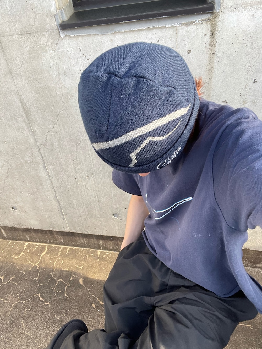 ブルー系のTシャツ/カットソー、ブルー系のニットキャップ/ビーニーを着用したメンズの春コーディネートの3枚目の写真