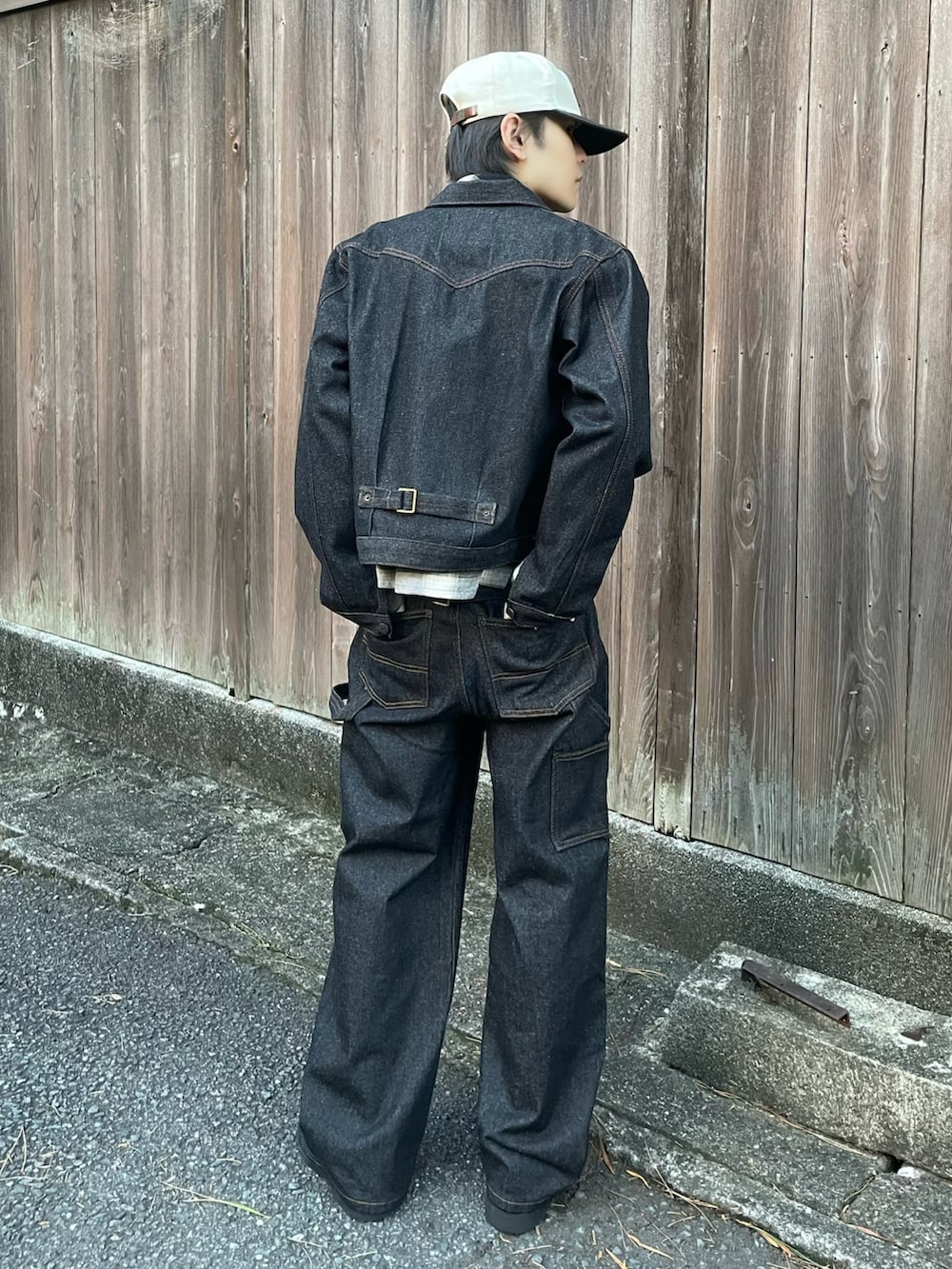 ブラック系のシャツ/ブラウス、ブラック系のデニムジャケット、ブラック系のデニムパンツを着用したメンズの秋コーディネートの2枚目の写真