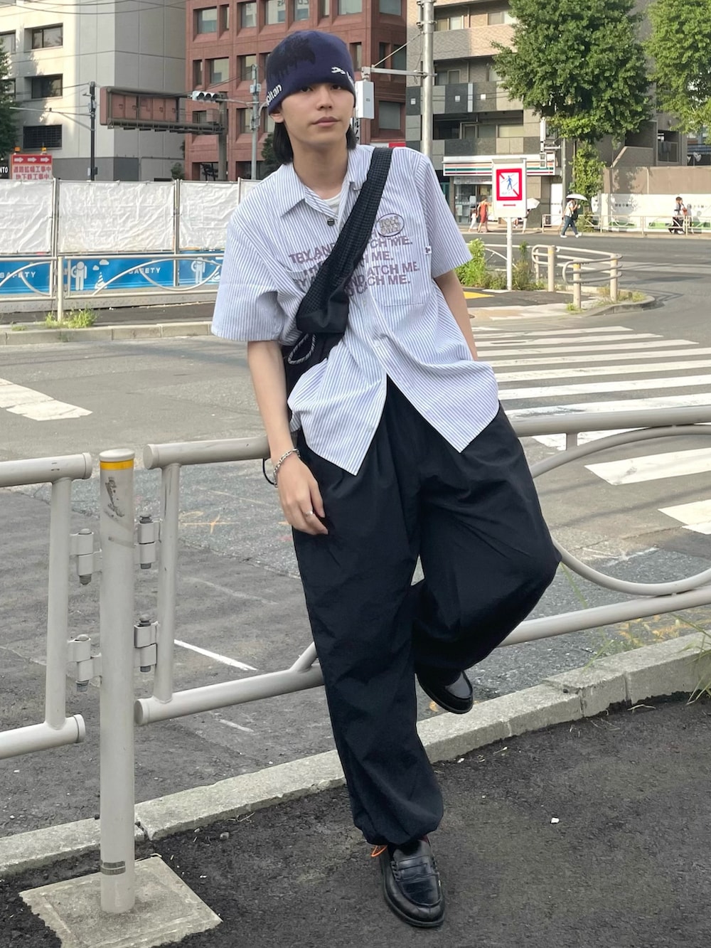 ブラック系のシャツ/ブラウス、ホワイト系のタンクトップ、ブラック系のその他パンツを着用したメンズの夏コーディネートの2枚目の写真