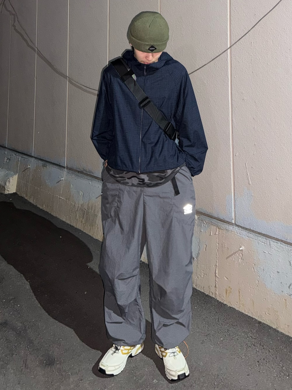 ホワイト系のスニーカー、グレー系のカーゴパンツ、グレー系のTシャツ/カットソーを着用したメンズの夏コーディネートの2枚目の写真