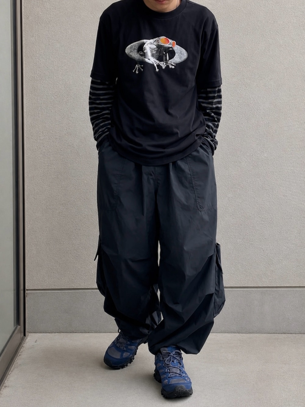 ブラック系のその他パンツ、ブルー系のスニーカー、ブラック系のTシャツ/カットソーを着用したメンズの春コーディネートの2枚目の写真