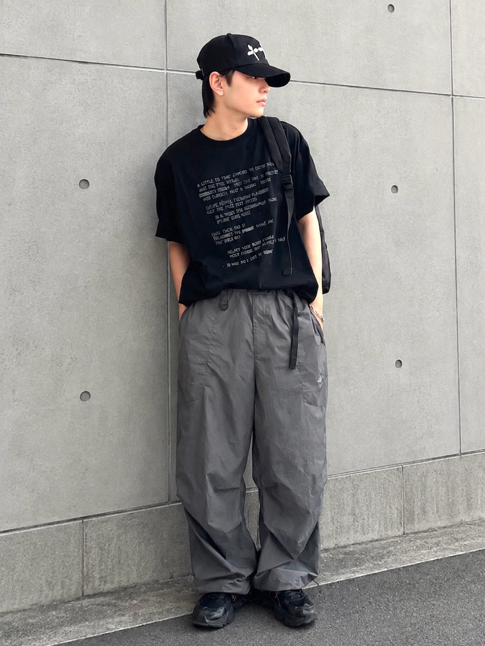 その他のTシャツ/カットソー、その他のバックパック/リュック、その他のキャップを着用したメンズの夏コーディネートの2枚目の写真