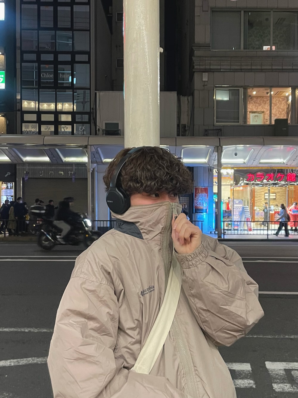 ベージュ系のナイロンジャケットを着用したメンズの冬コーディネートの2枚目の写真