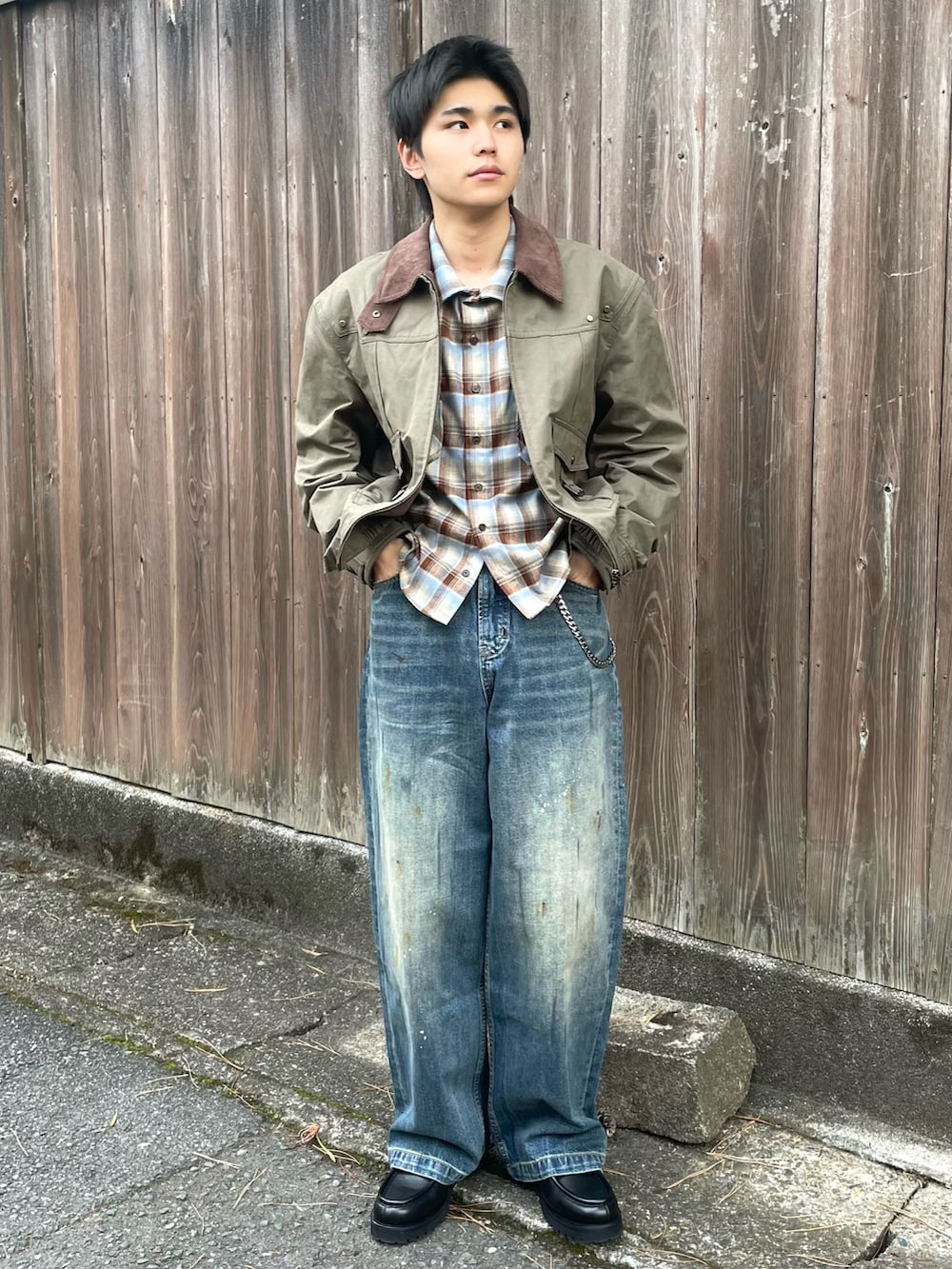 その他のミリタリージャケット、ブラック系のドレスシューズ、ブルー系のシャツ/ブラウスを着用したメンズの冬コーディネートの2枚目の写真