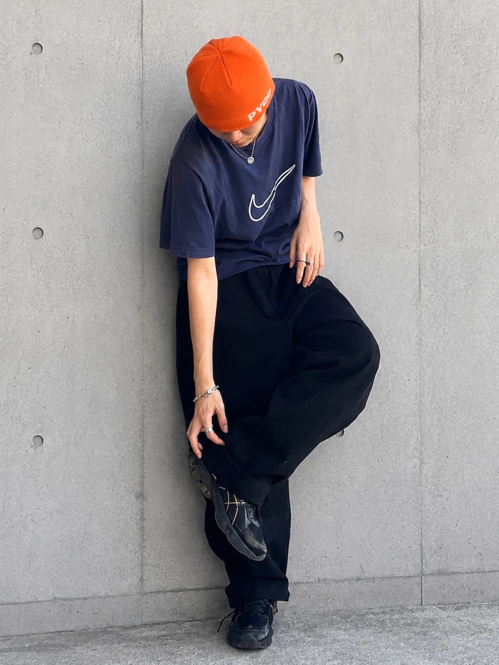 その他のその他パンツ、ブラック系のスニーカー、ブルー系のTシャツ/カットソーを着用したメンズの春コーディネートの2枚目の写真