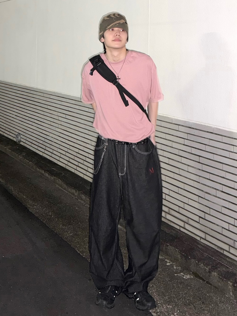 ピンク系のTシャツ/カットソー、ブラック系のデニムパンツ、ブラック系のショルダーバッグを着用したメンズの夏コーディネートの2枚目の写真