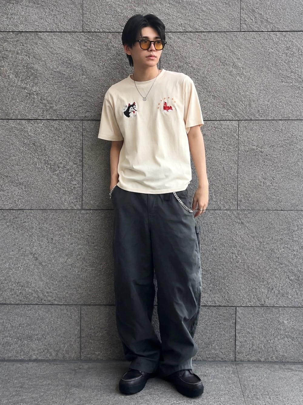 ベージュ系のTシャツ/カットソー、グリーン系のその他パンツ、ブラウン系のブーツを着用したメンズの夏コーディネートの2枚目の写真
