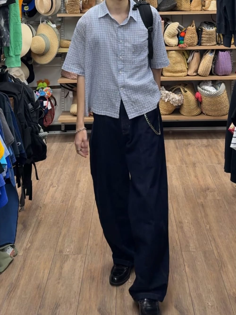 ブルー系のシャツ/ブラウス、ブルー系のデニムパンツ、ブラック系のショルダーバッグを着用したメンズの夏コーディネートの3枚目の写真