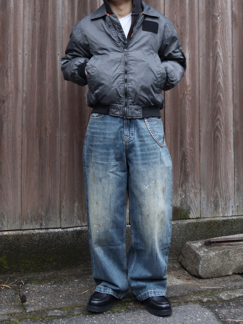 ホワイト系のTシャツ/カットソー、その他のMA-1、ブルー系のデニムパンツを着用したメンズの冬コーディネートの4枚目の写真