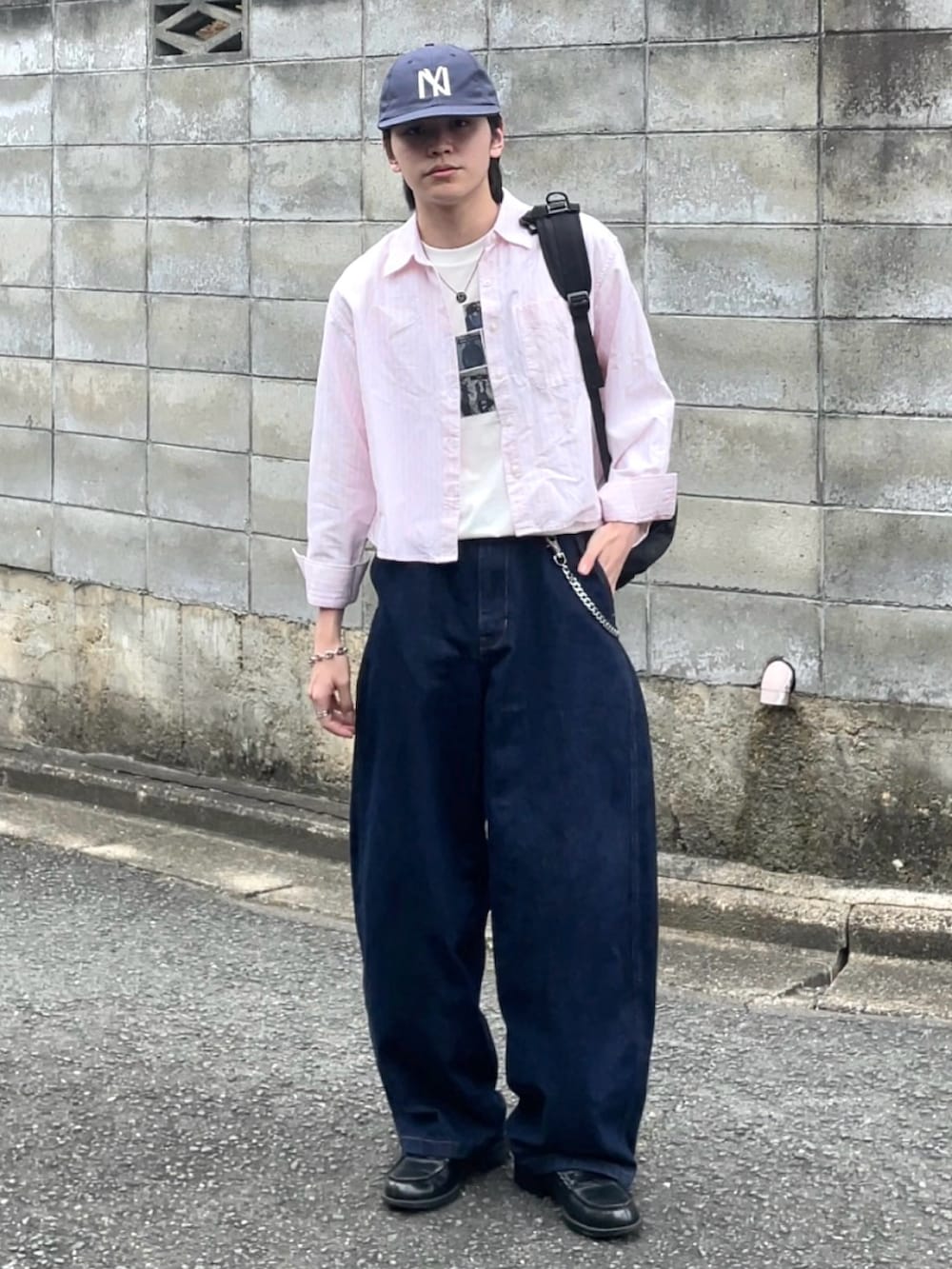 ホワイト系のTシャツ/カットソー、その他のデニムパンツ、ブラック系のローファーを着用したメンズの春コーディネートの2枚目の写真