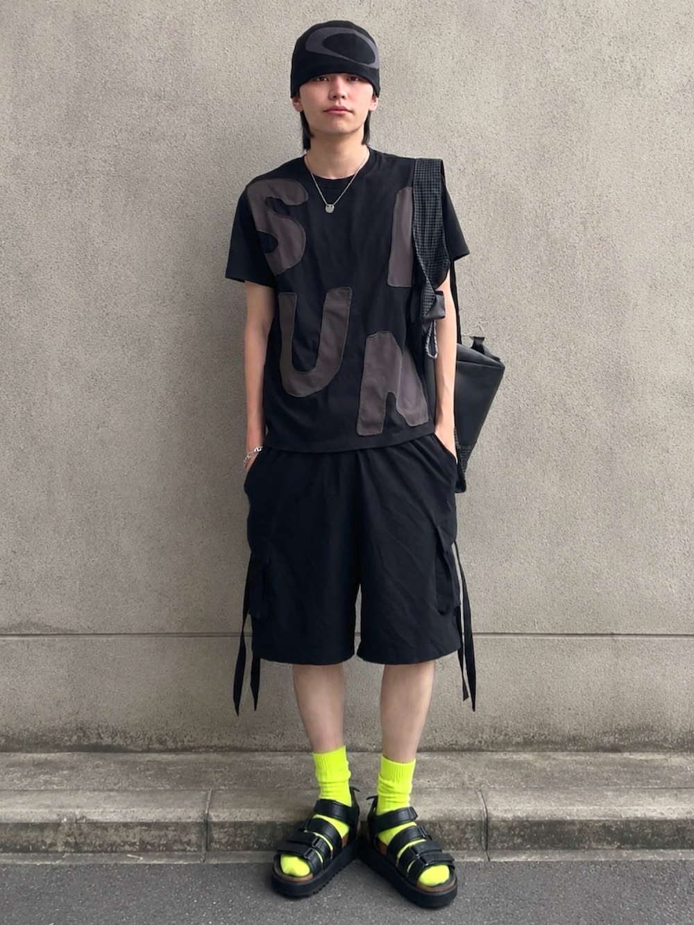 ブラック系のTシャツ/カットソー、ブラック系のその他パンツ、ブラック系のショルダーバッグを着用したメンズの夏コーディネートの2枚目の写真