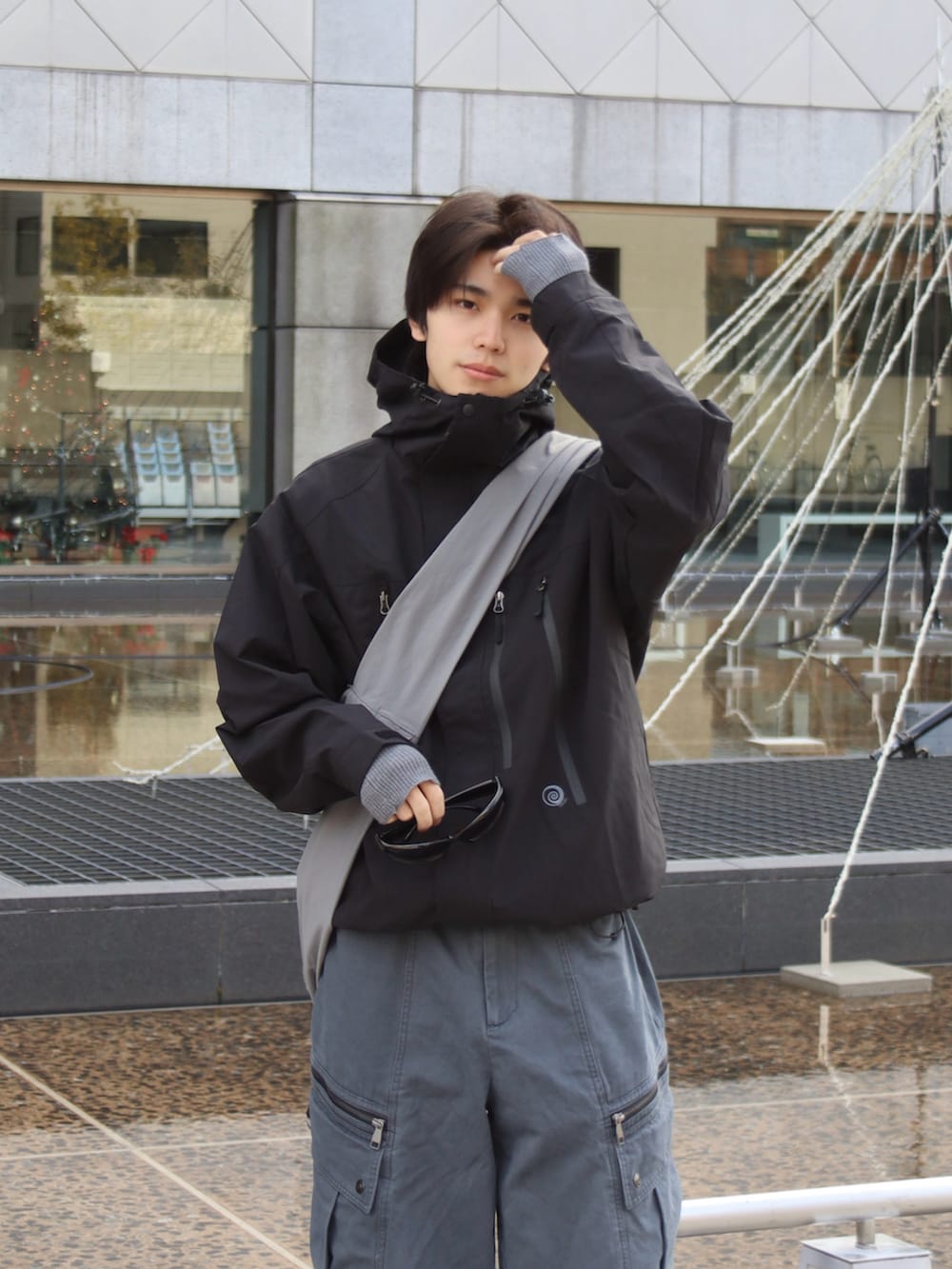 グレー系のショルダーバッグ、その他のナイロンジャケット、その他のその他パンツを着用したメンズの冬コーディネートの4枚目の写真