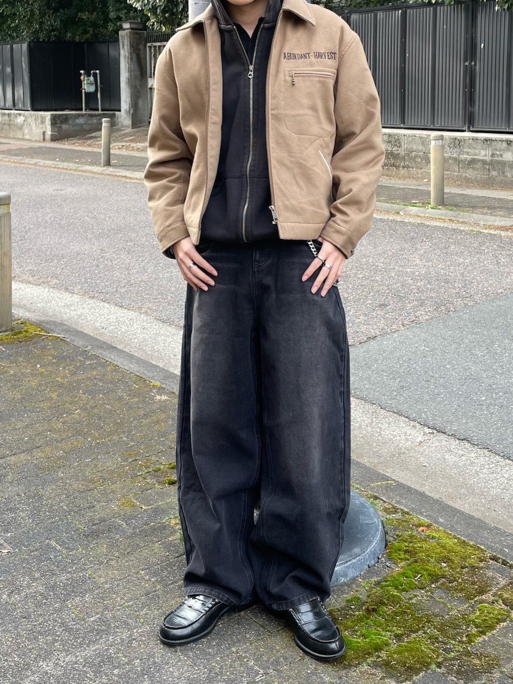 ブラック系のTシャツ/カットソー、イエロー系のブルゾン、ブラック系のローファーを着用したメンズの春コーディネートの3枚目の写真