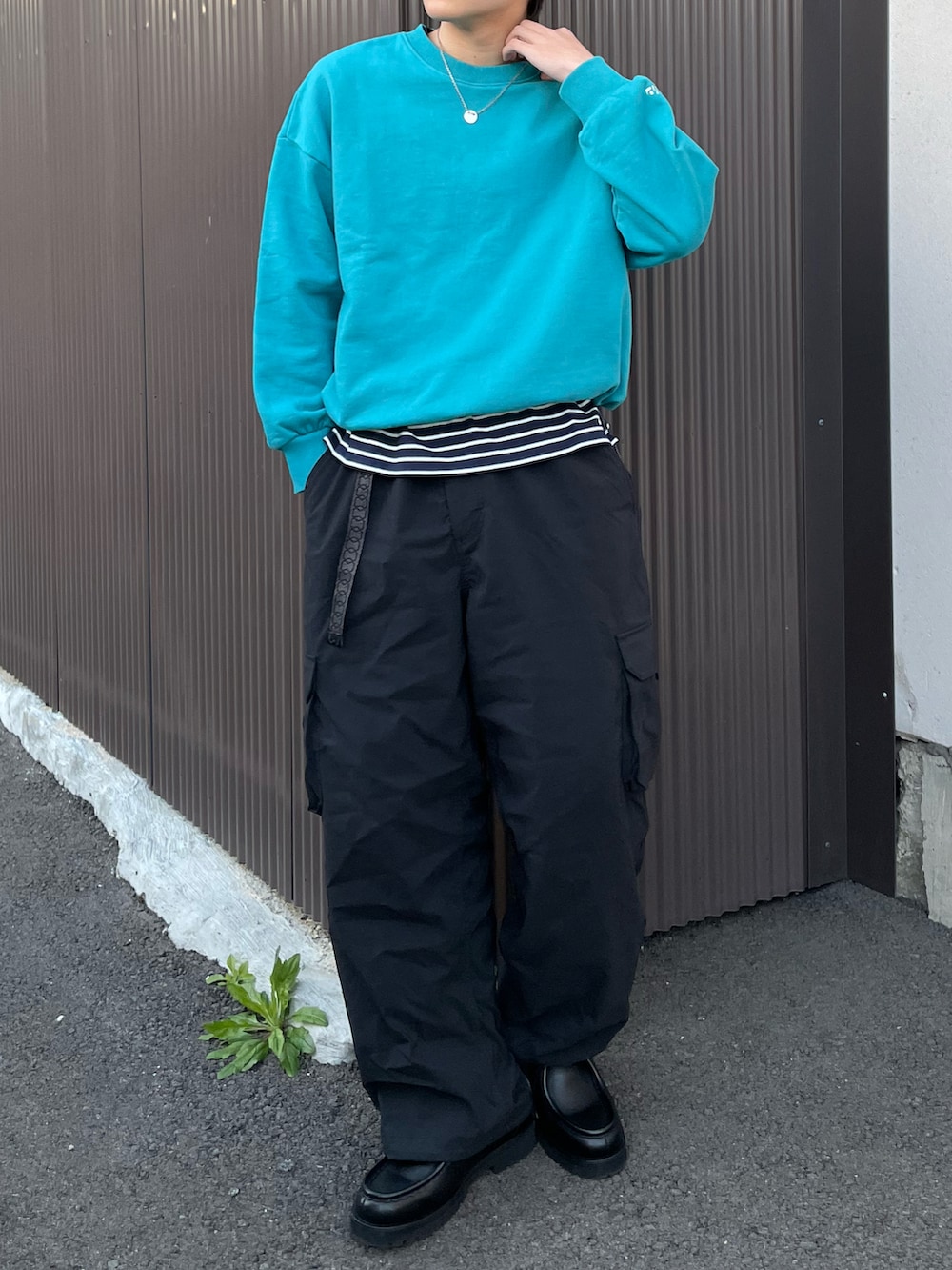 ブルー系のスウェット、ホワイト系のTシャツ/カットソー、ブラック系のドレスシューズを着用したメンズの春コーディネートの4枚目の写真