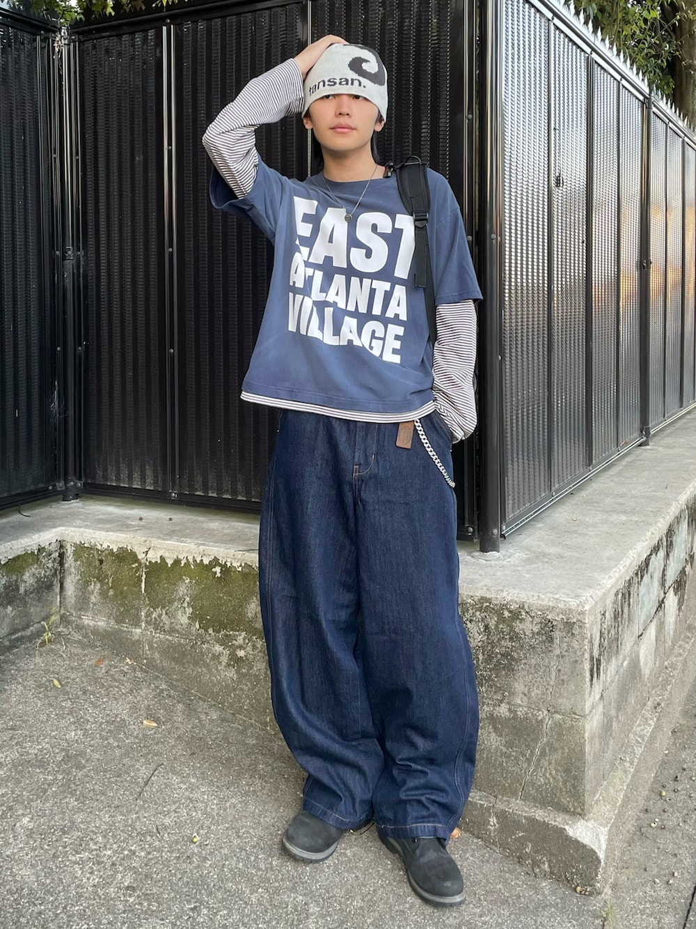 その他のメッセンジャーバッグ、ブラック系のブーツ、ブルー系のTシャツ/カットソーを着用したメンズの秋コーディネートの2枚目の写真