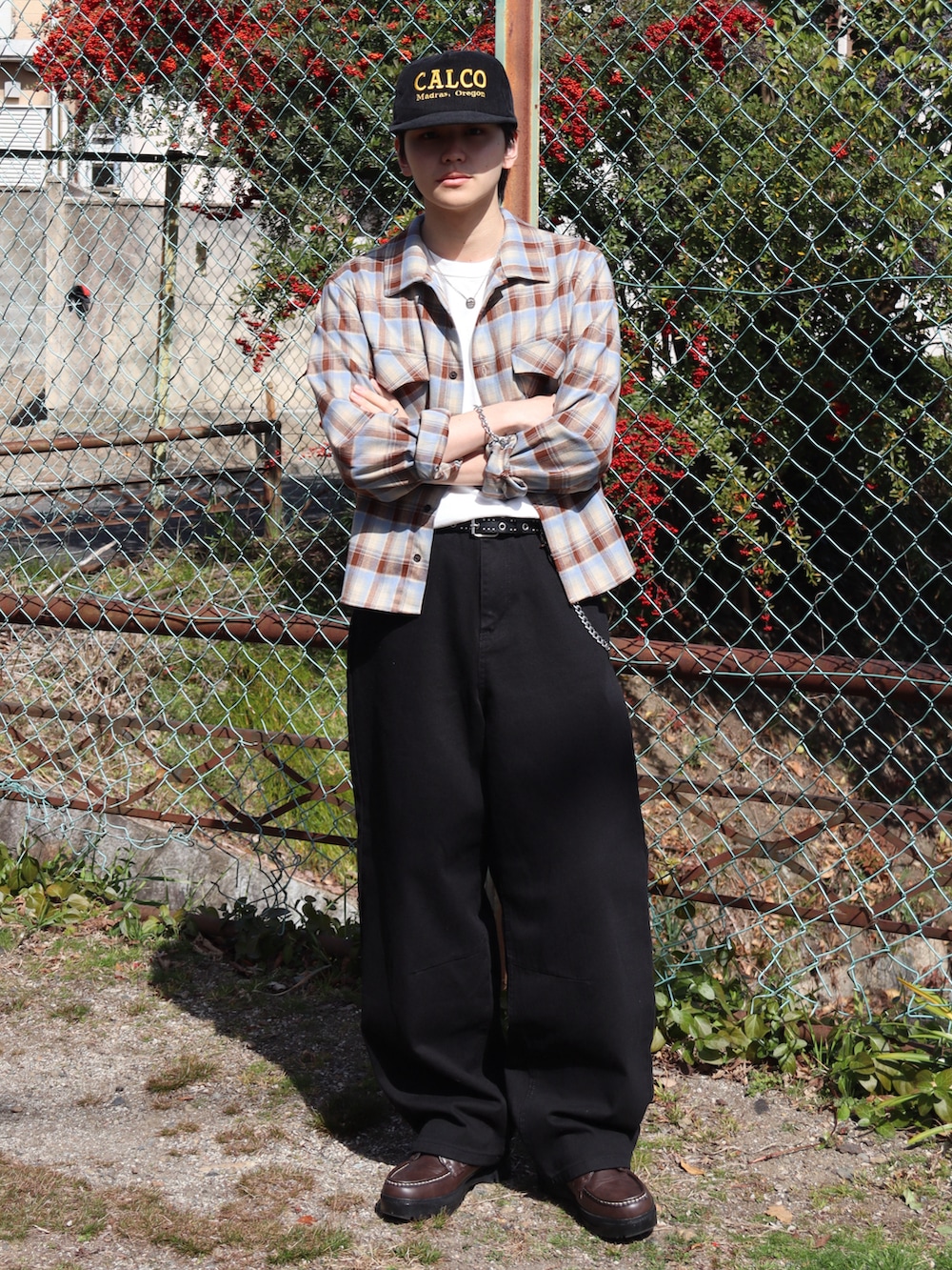 ホワイト系のTシャツ/カットソー、ブルー系のシャツ/ブラウス、ブラウン系のブーツを着用したメンズの春コーディネートの2枚目の写真