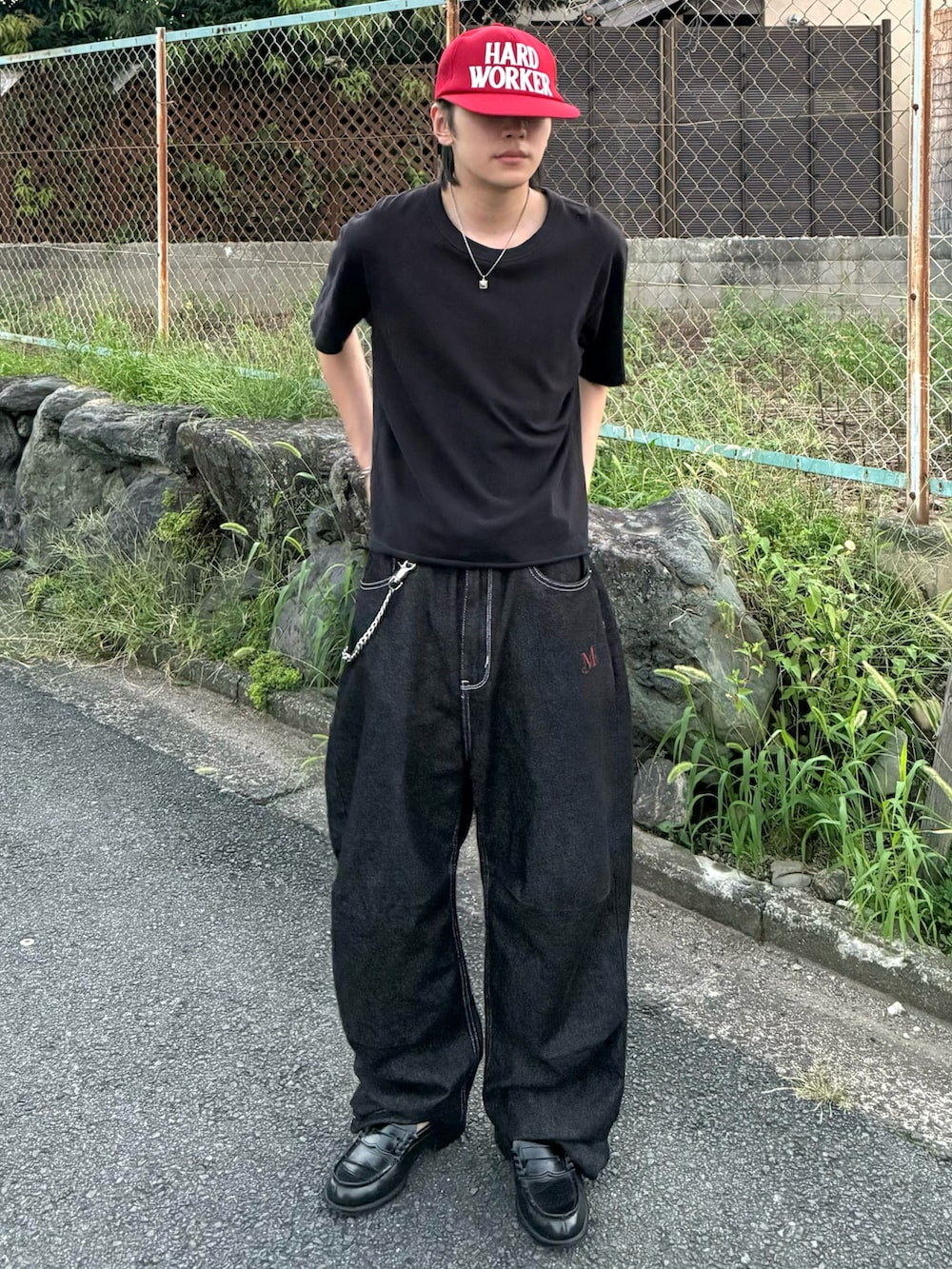 ブラック系のTシャツ/カットソー、ブラック系のデニムパンツ、ブラック系のローファーを着用したメンズの秋コーディネートの2枚目の写真