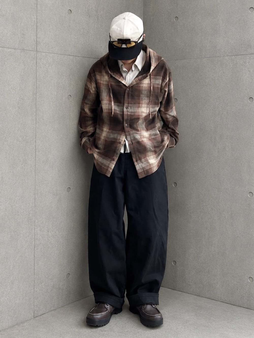 ブラウン系のシャツ/ブラウス、その他のその他パンツ、ブラウン系のブーツを着用したメンズの春コーディネートの2枚目の写真