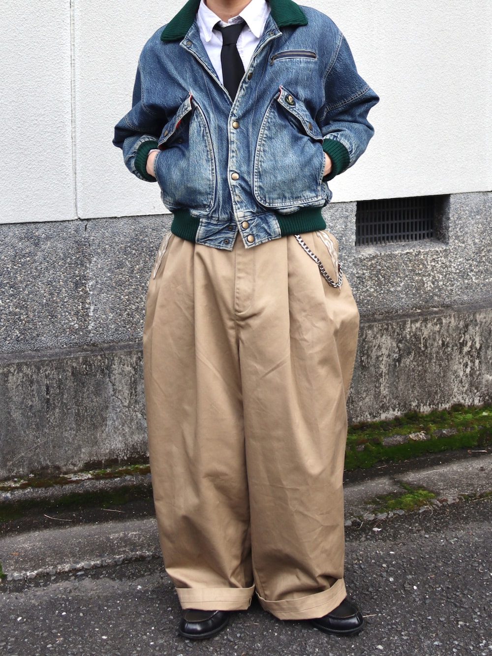 ブラック系のローファー、ベージュ系のチノパンツ、ホワイト系のシャツ/ブラウスを着用したメンズの秋コーディネートの3枚目の写真