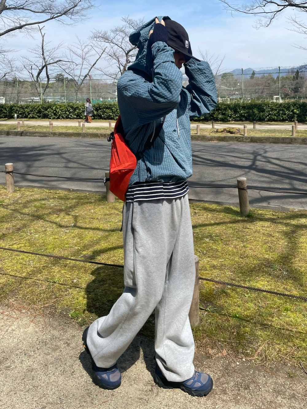 グレー系のスニーカー、ホワイト系のTシャツ/カットソー、ブルー系のパーカーを着用したメンズの春コーディネートの2枚目の写真