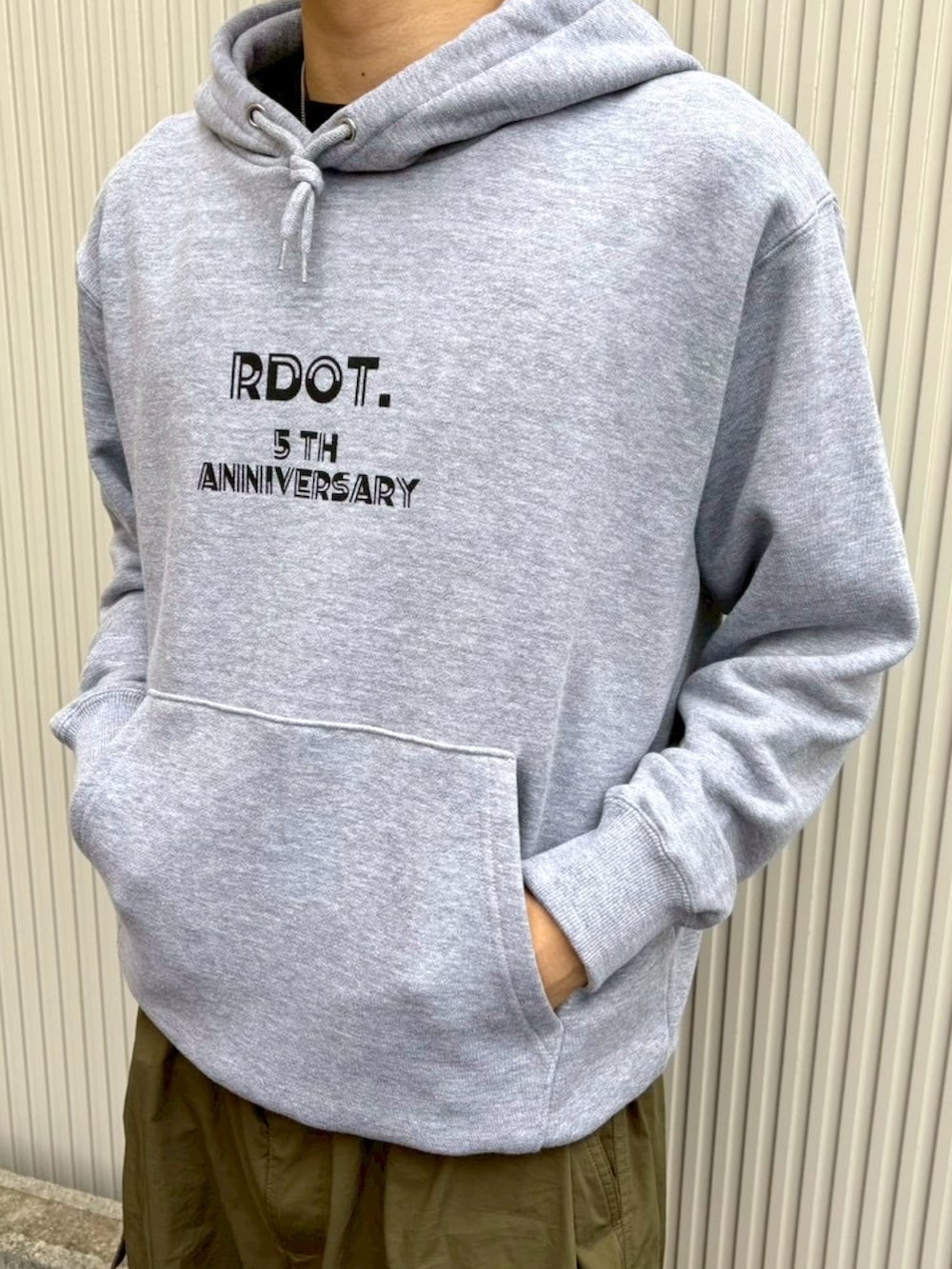 グリーン系のカーゴパンツ、グリーン系のショルダーバッグ、ブラック系のスニーカーを着用したメンズの秋コーディネートの4枚目の写真
