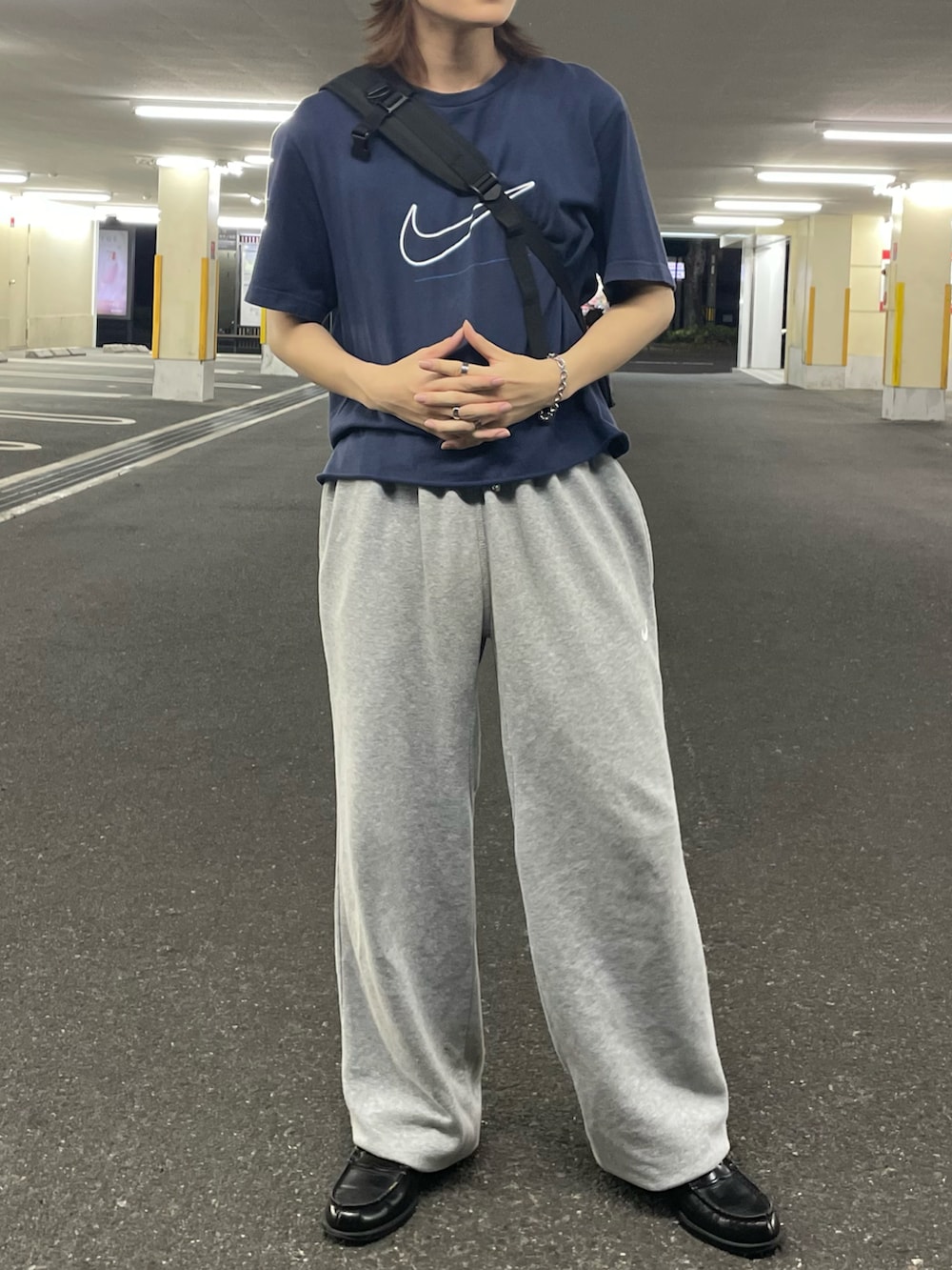 「古着、古着MIX、ショルダーバッグ、Tシャツ、夏コーデ、ラフ、ローファー、スウェットパンツ、ビーニー、ネイビー、グレー、シティーボーイ、お出かけコーデ、休日スタイル、スポーツミックス」｜「Lowe alpineのLOWE ALPINE/ロウアルパイン 別注 LOWE ALPINE LOGO BEANIE/ロゴ ビーニー ニットキャップ（ニットキャップ/ビーニー、ブルー系）」を使った、''r_e_n"さん（メンズ・167cm）の春コーディネートの3枚目の写真