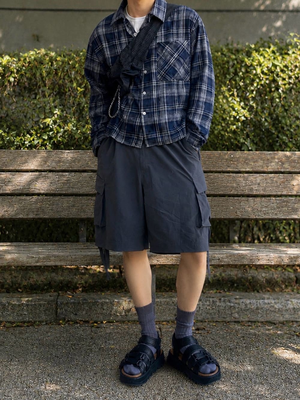 ブラック系のサンダル、ブルー系のシャツ/ブラウス、グレー系のその他パンツを着用したメンズの春コーディネートの4枚目の写真