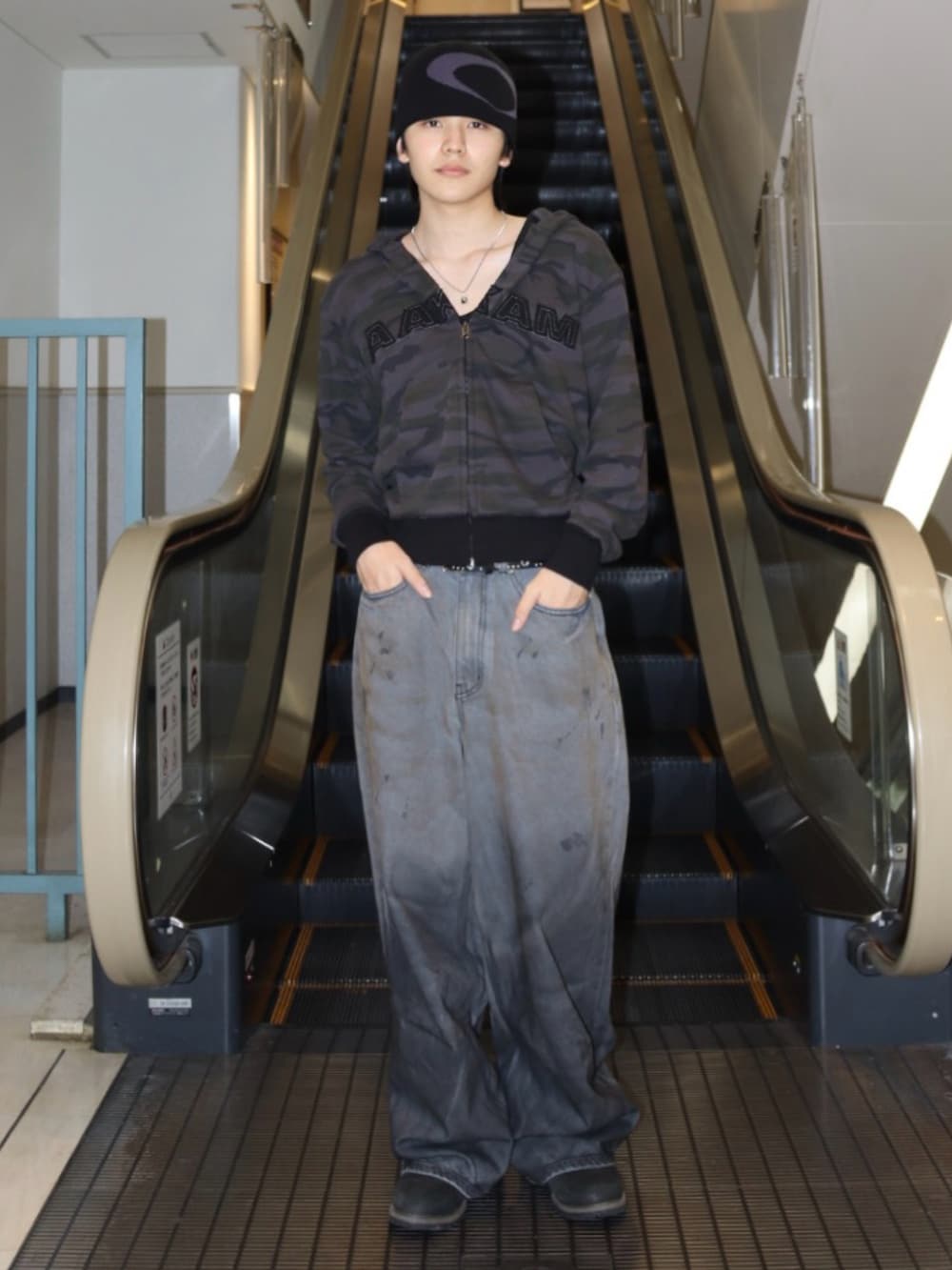 ブラック系のパーカー、その他のデニムパンツ、ブラック系のブーツを着用したメンズの秋コーディネートの2枚目の写真