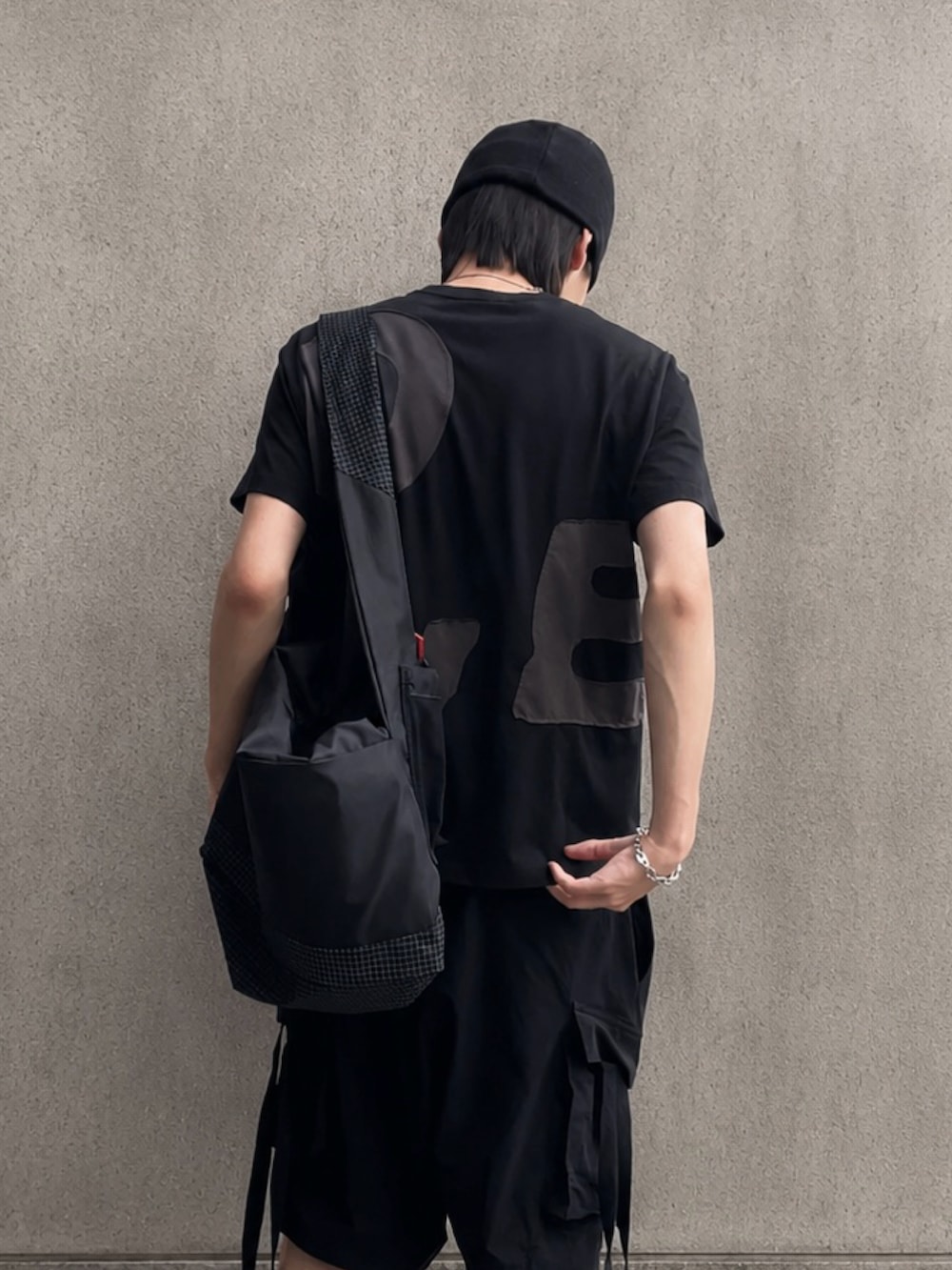 ブラック系のTシャツ/カットソー、ブラック系のその他パンツ、ブラック系のショルダーバッグを着用したメンズの夏コーディネートの3枚目の写真
