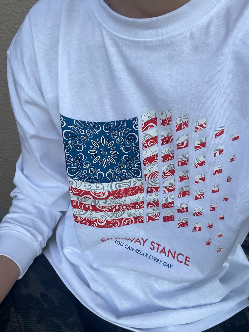 ブラック系のブーツ、ホワイト系のTシャツ/カットソー、その他のカーゴパンツを着用したメンズの春コーディネートの4枚目の写真