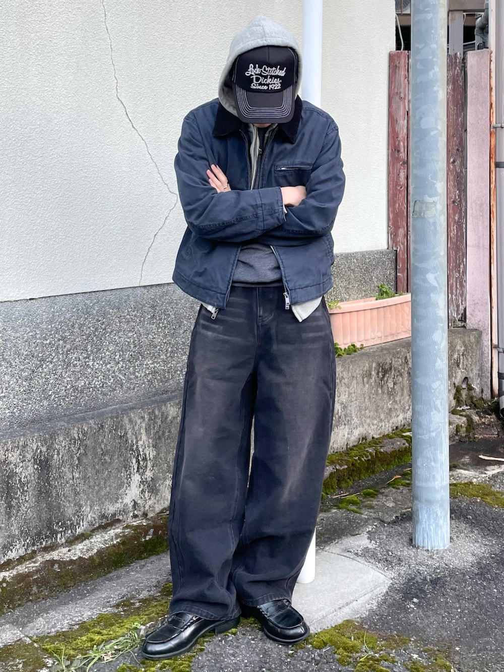 グレー系のスウェット、ブラック系のローファー、その他のその他アウターを着用したメンズの冬コーディネートの2枚目の写真