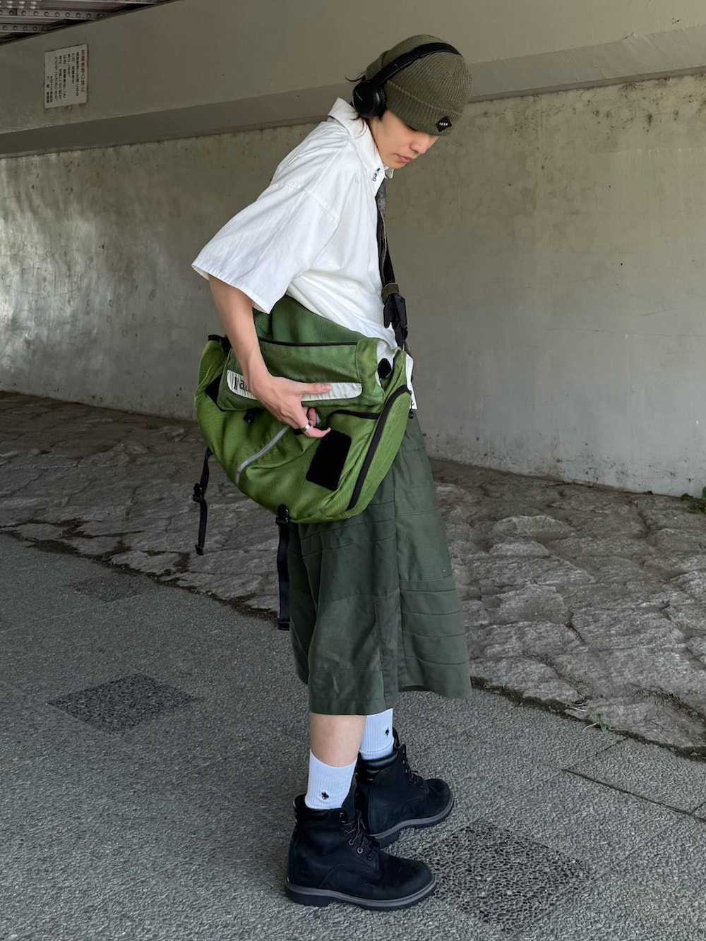 ホワイト系のシャツ/ブラウス、グリーン系のパンツ、グリーン系のネクタイを着用したメンズの夏コーディネートの3枚目の写真