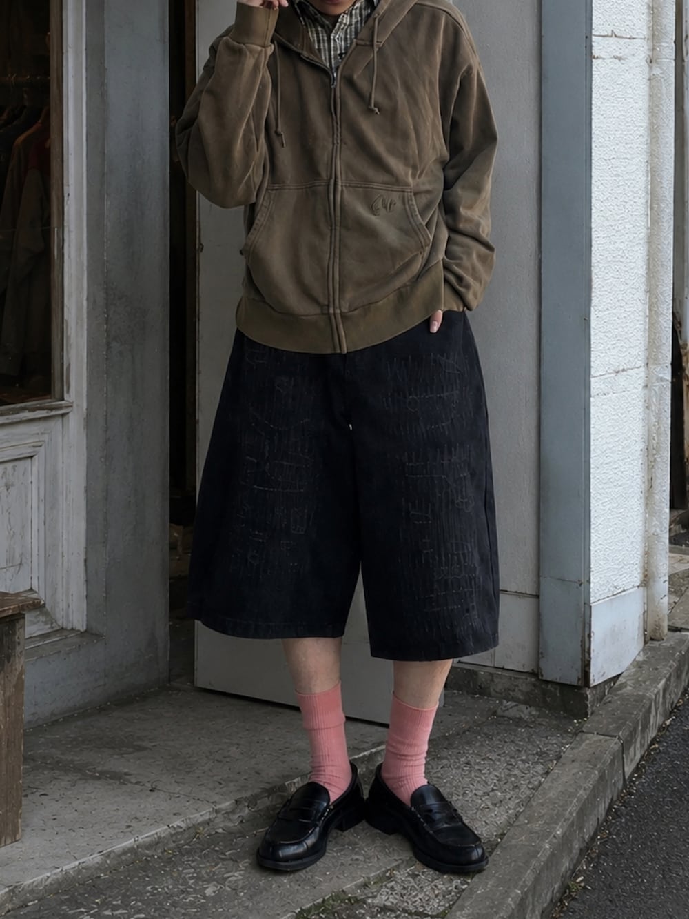 グリーン系のシャツ/ブラウス、ブラック系のローファー、グリーン系のパーカーを着用したメンズの春コーディネートの2枚目の写真