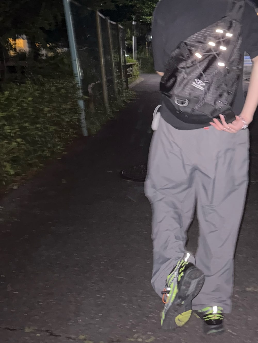 グレー系のカーゴパンツ、グリーン系のスニーカー、ブラック系のTシャツ/カットソーを着用したメンズの夏コーディネートの3枚目の写真