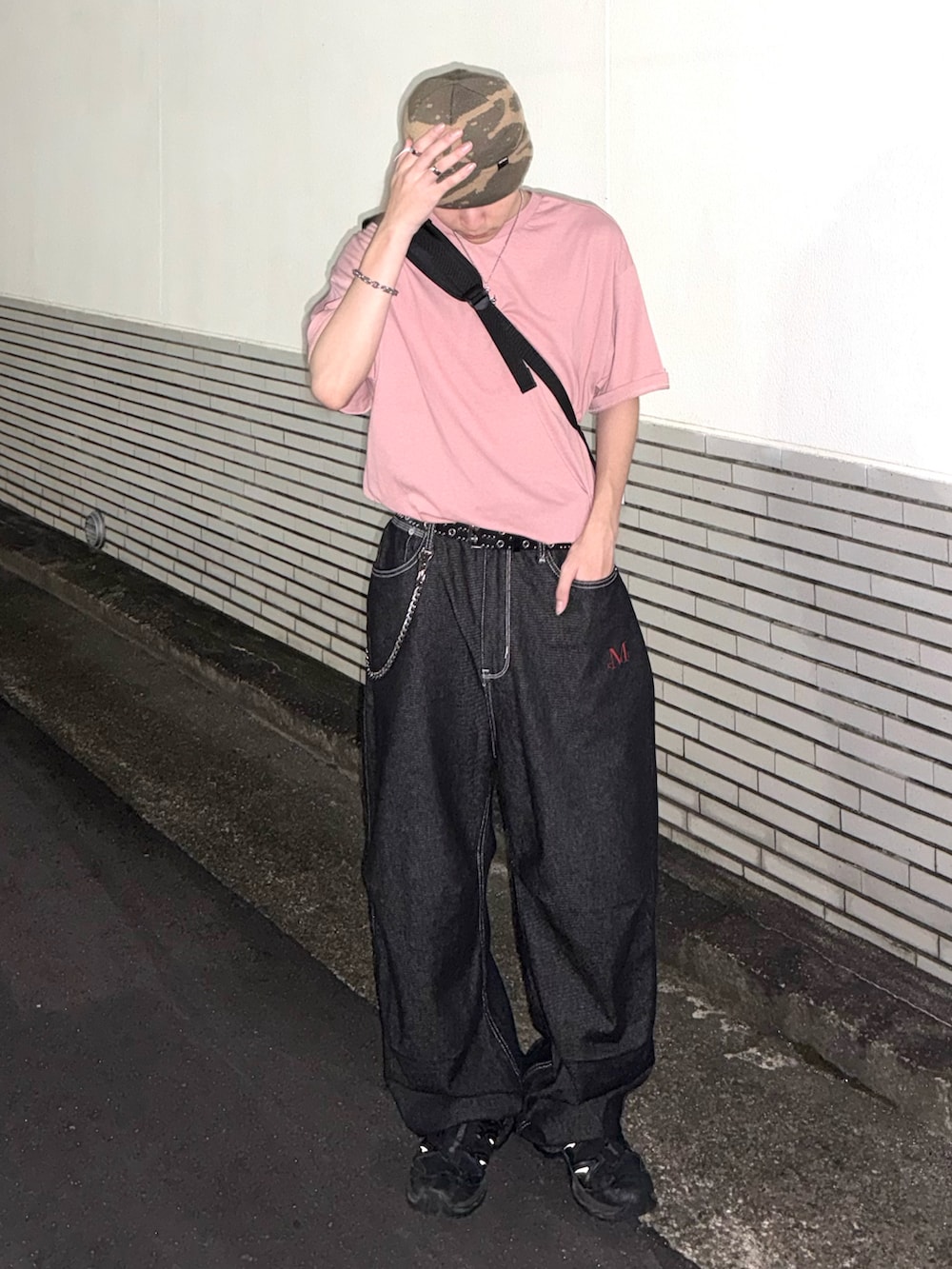 ピンク系のTシャツ/カットソー、ブラック系のデニムパンツ、ブラック系のショルダーバッグを着用したメンズの夏コーディネートの3枚目の写真