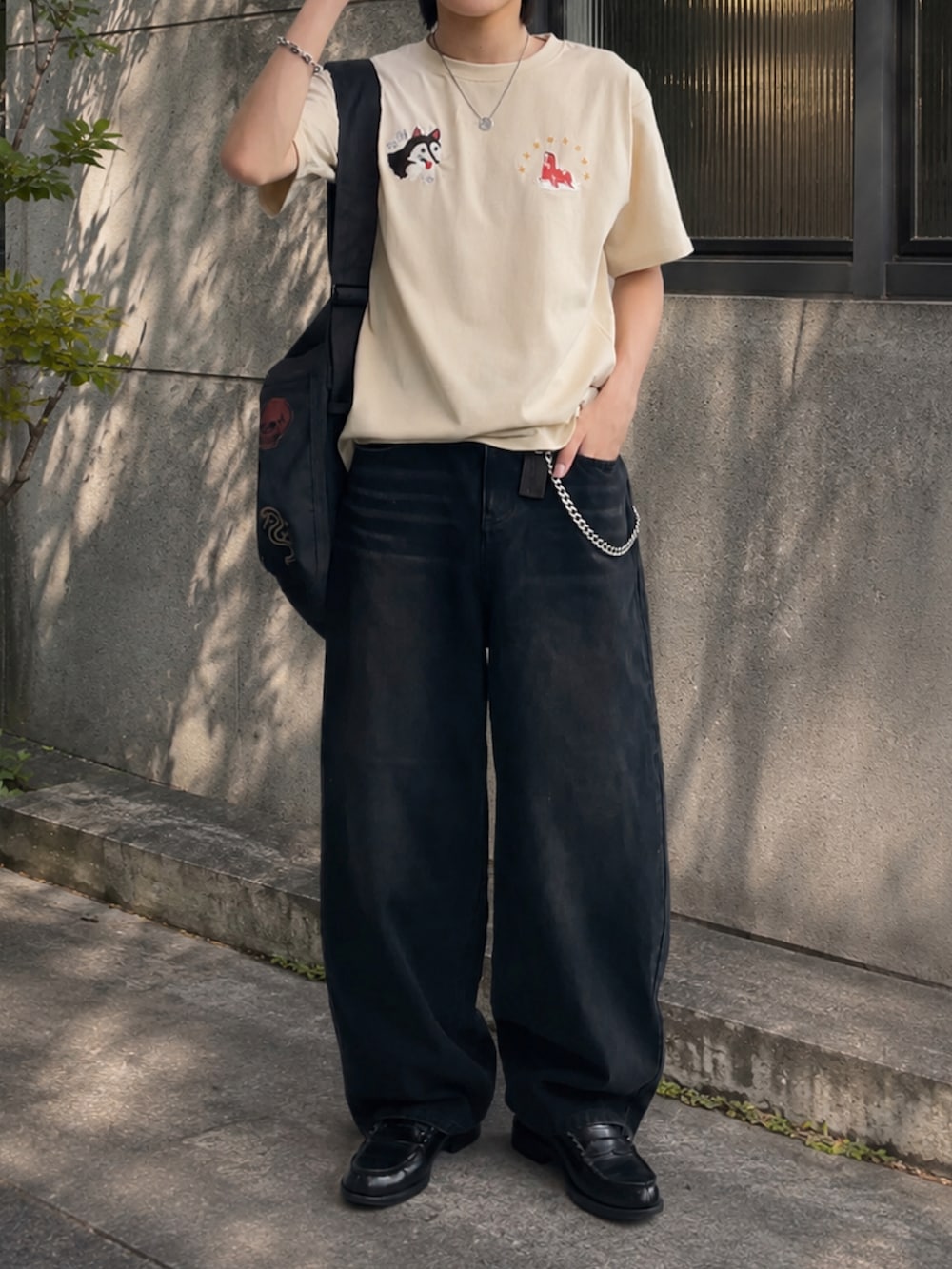 ベージュ系のTシャツ/カットソー、ブラック系のショルダーバッグ、ブラック系のローファーを着用したメンズの夏コーディネートの3枚目の写真