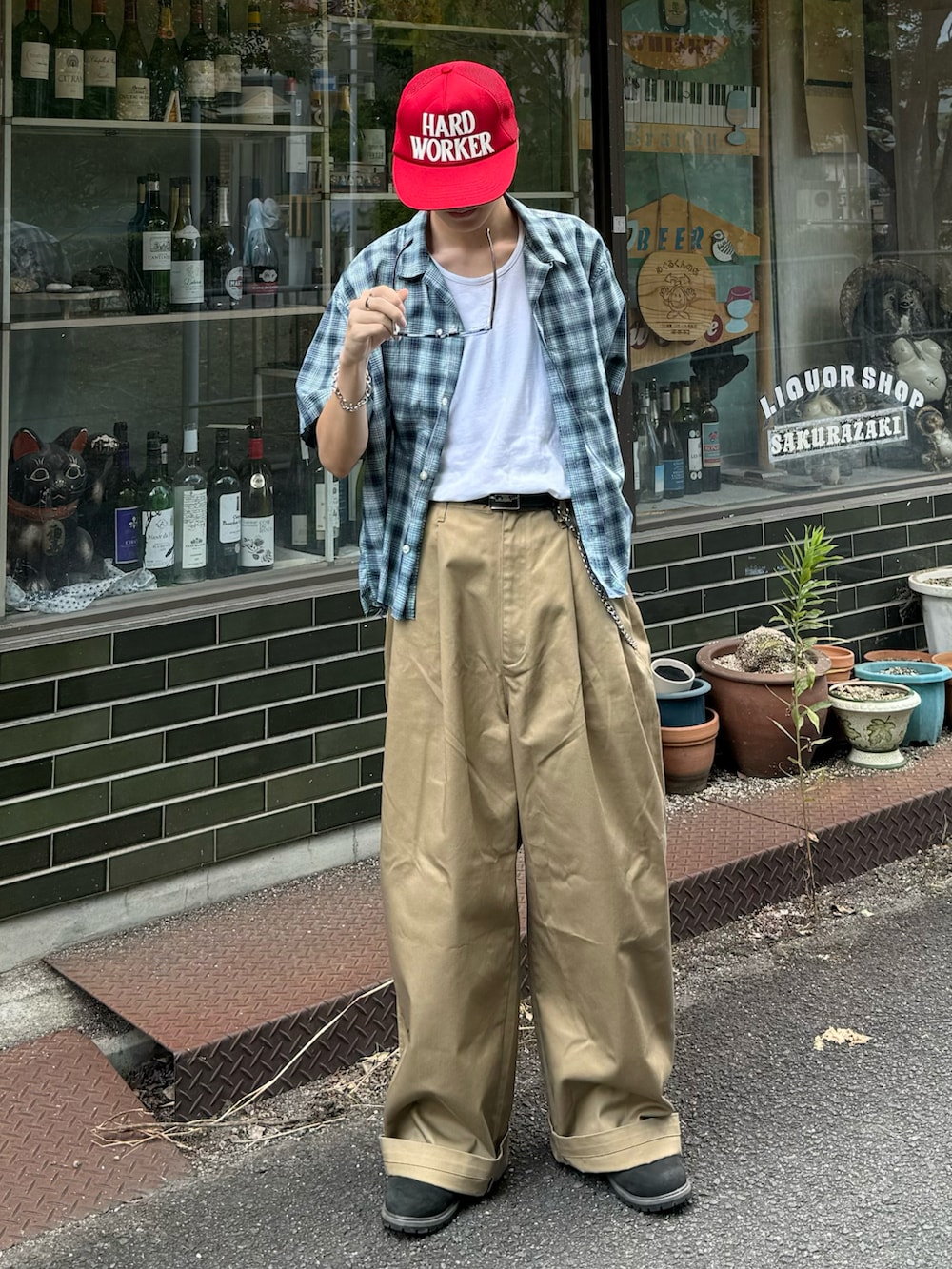 ホワイト系のタンクトップ、ベージュ系のチノパンツ、ブルー系のシャツ/ブラウスを着用したメンズの夏コーディネートの3枚目の写真