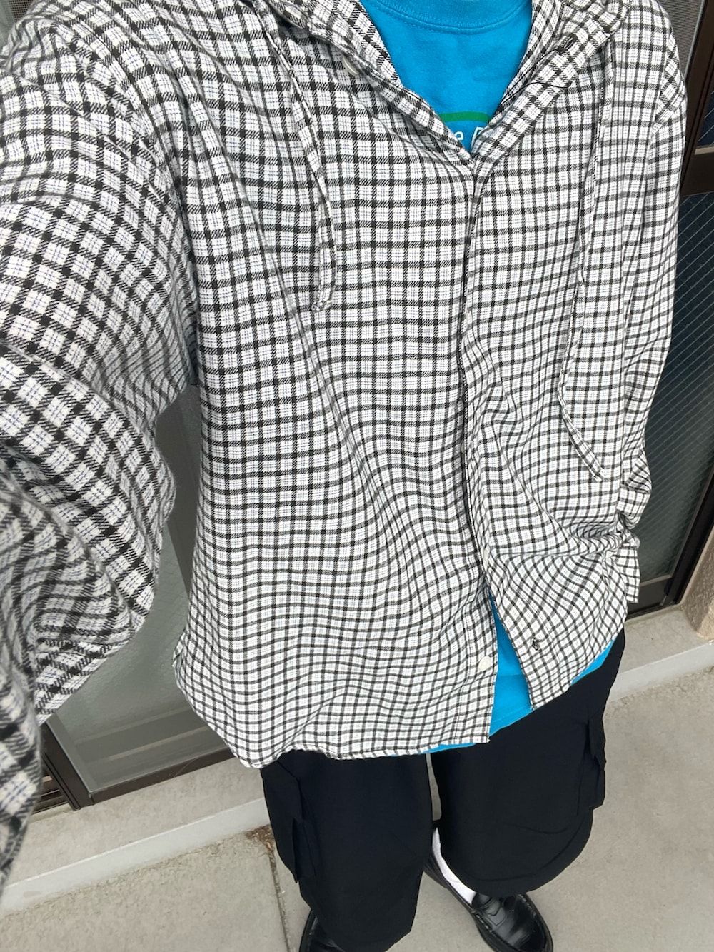ホワイト系のシャツ/ブラウス、ブラック系のその他パンツ、ブラック系のローファーを着用したメンズの夏コーディネートの3枚目の写真