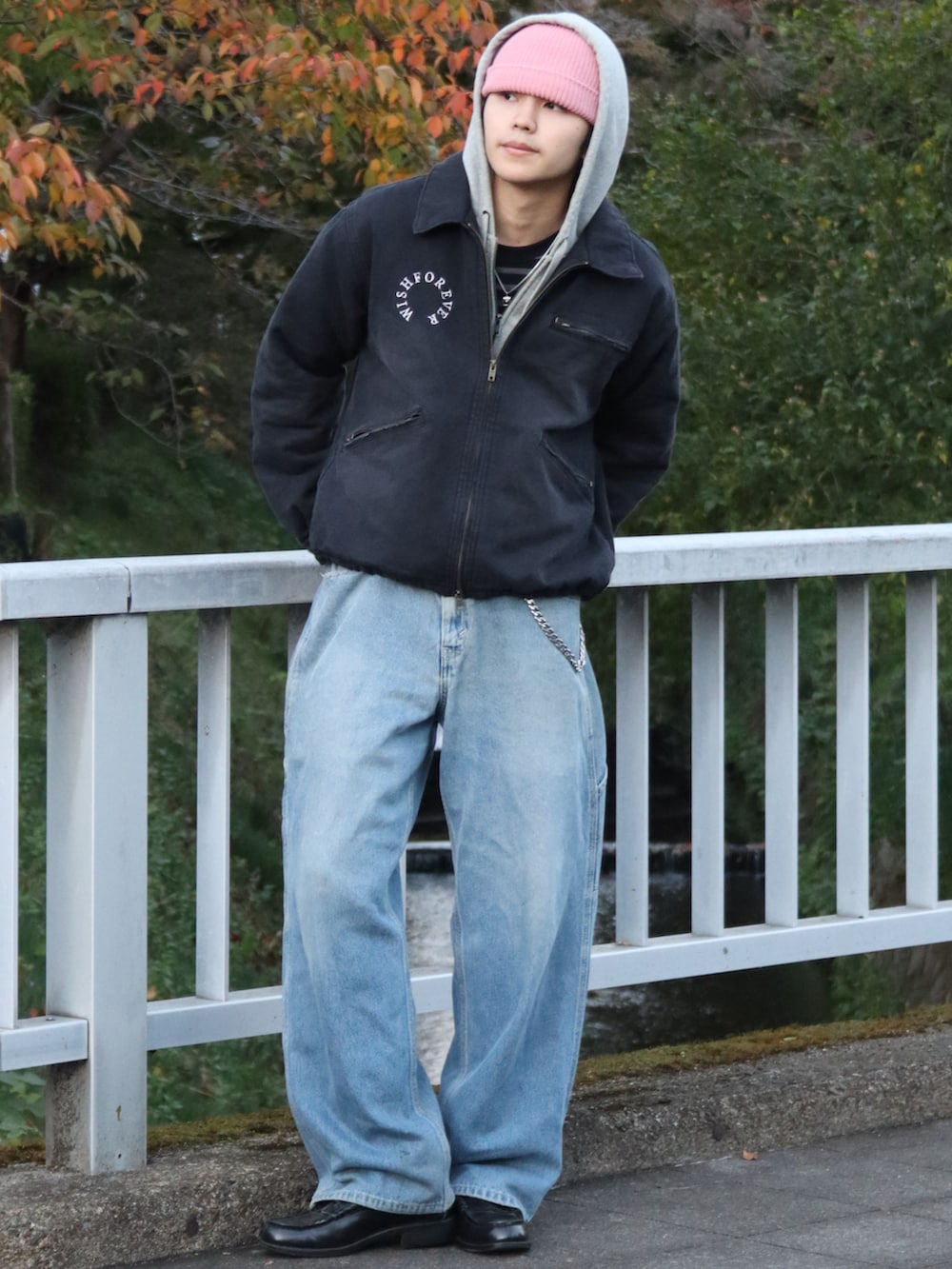 グレー系のパーカー、ブラック系のブルゾン、ブラック系のローファーを着用したメンズの秋コーディネートの2枚目の写真