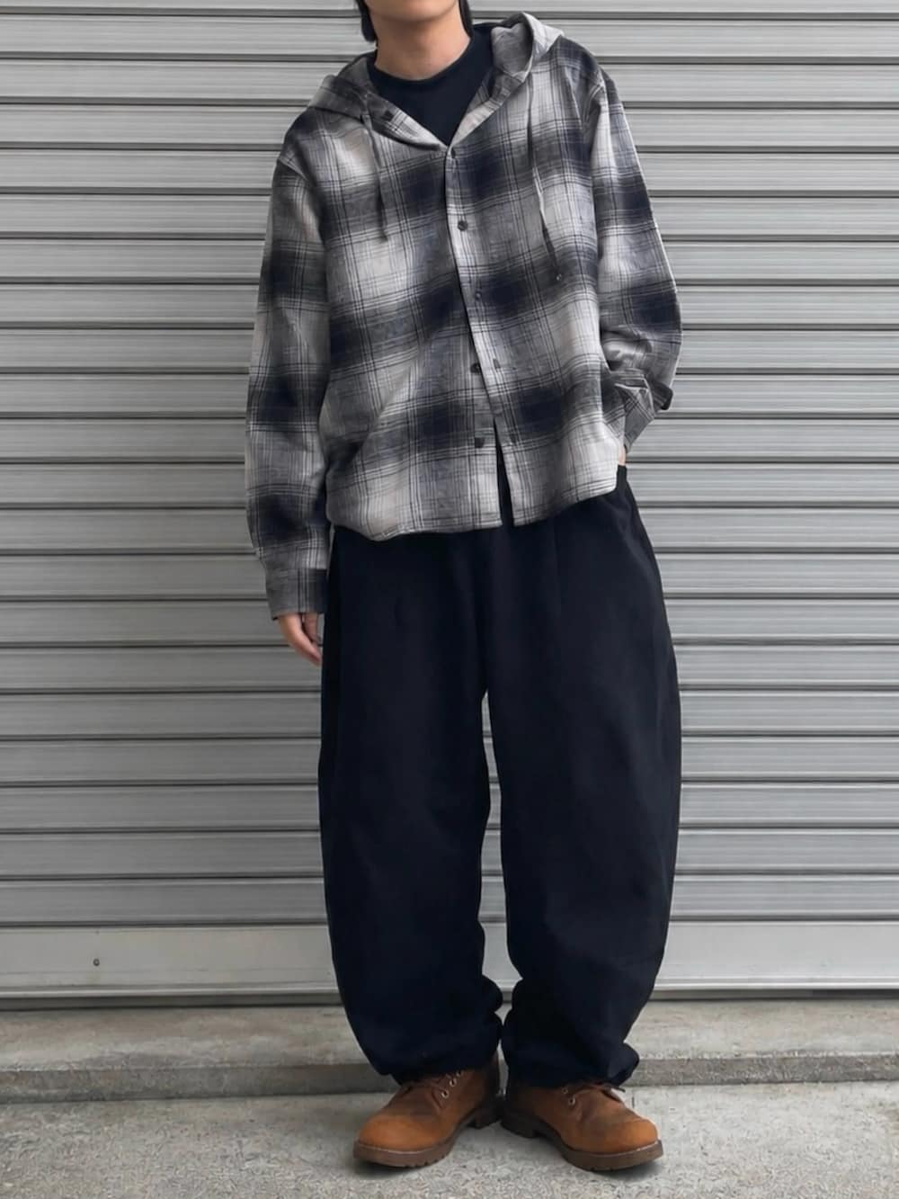 ブラック系のスウェットパンツ、ブラック系のシャツ/ブラウス、ブラック系のTシャツ/カットソーを着用したメンズの春コーディネートの4枚目の写真
