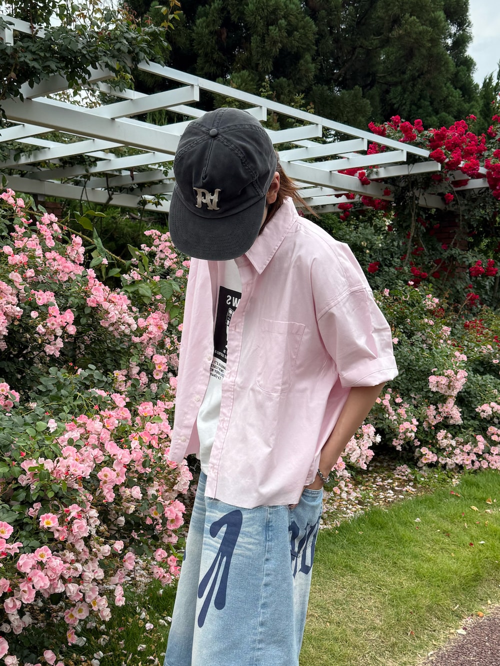 ピンク系のシャツ/ブラウス、ホワイト系のTシャツ/カットソー、ブルー系のデニムパンツを着用したメンズの夏コーディネートの3枚目の写真
