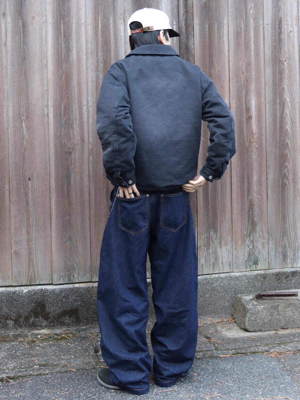 ブラック系のブーツ、ブラック系のブルゾン、グレー系のトップスを着用したメンズの秋コーディネートの3枚目の写真