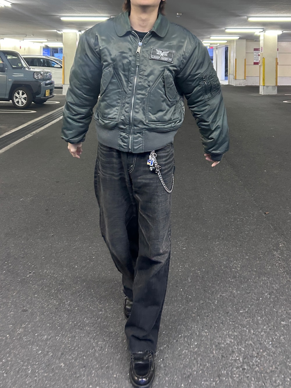 ブラック系のローファー、ブラック系のデニムパンツを着用したメンズの冬コーディネートの3枚目の写真