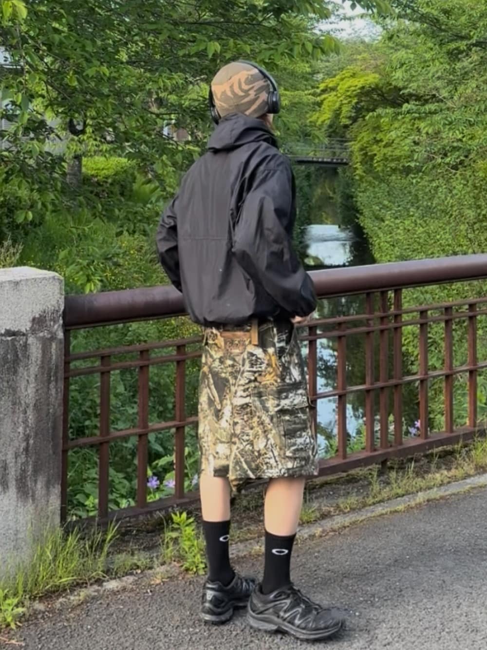 「古着、ビーニー、アウトドアスタイル、リアルツリーカモ、シンプルスタイル、柄パンツ、マウンテンパーカー、SALOMON、スニーカー、ストリート、カジュアルコーデ、ootd、お出かけコーデ、ショートパンツ、旅行」｜「CAPTAIN STAGのアイテム（マウンテンパーカー、ブラック系）」を使った、''r_e_n"さん（メンズ・167cm）の春コーディネートの5枚目の写真