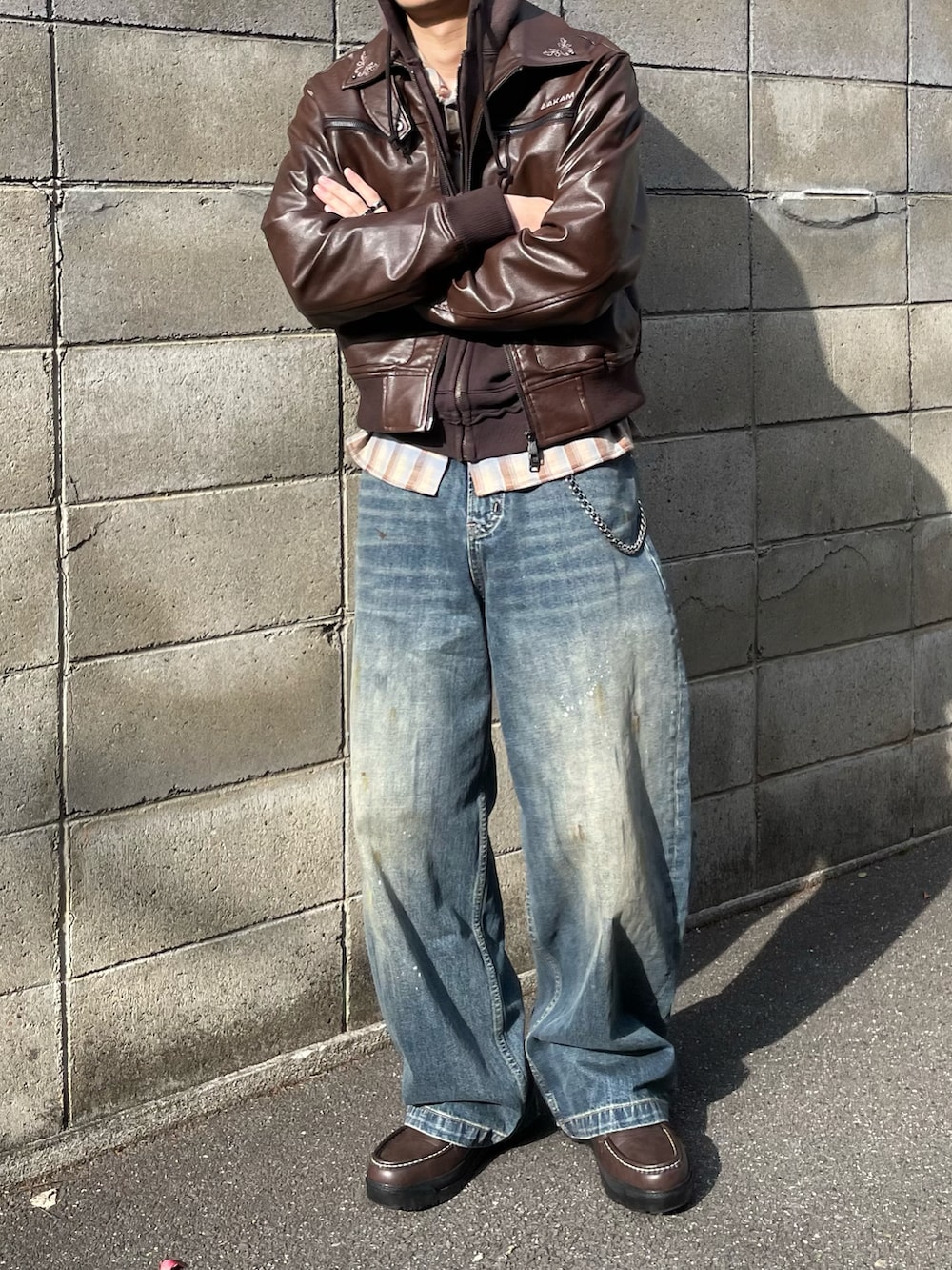 その他のライダースジャケット、ブラウン系のパーカー、ブルー系のシャツ/ブラウスを着用したメンズの冬コーディネートの3枚目の写真