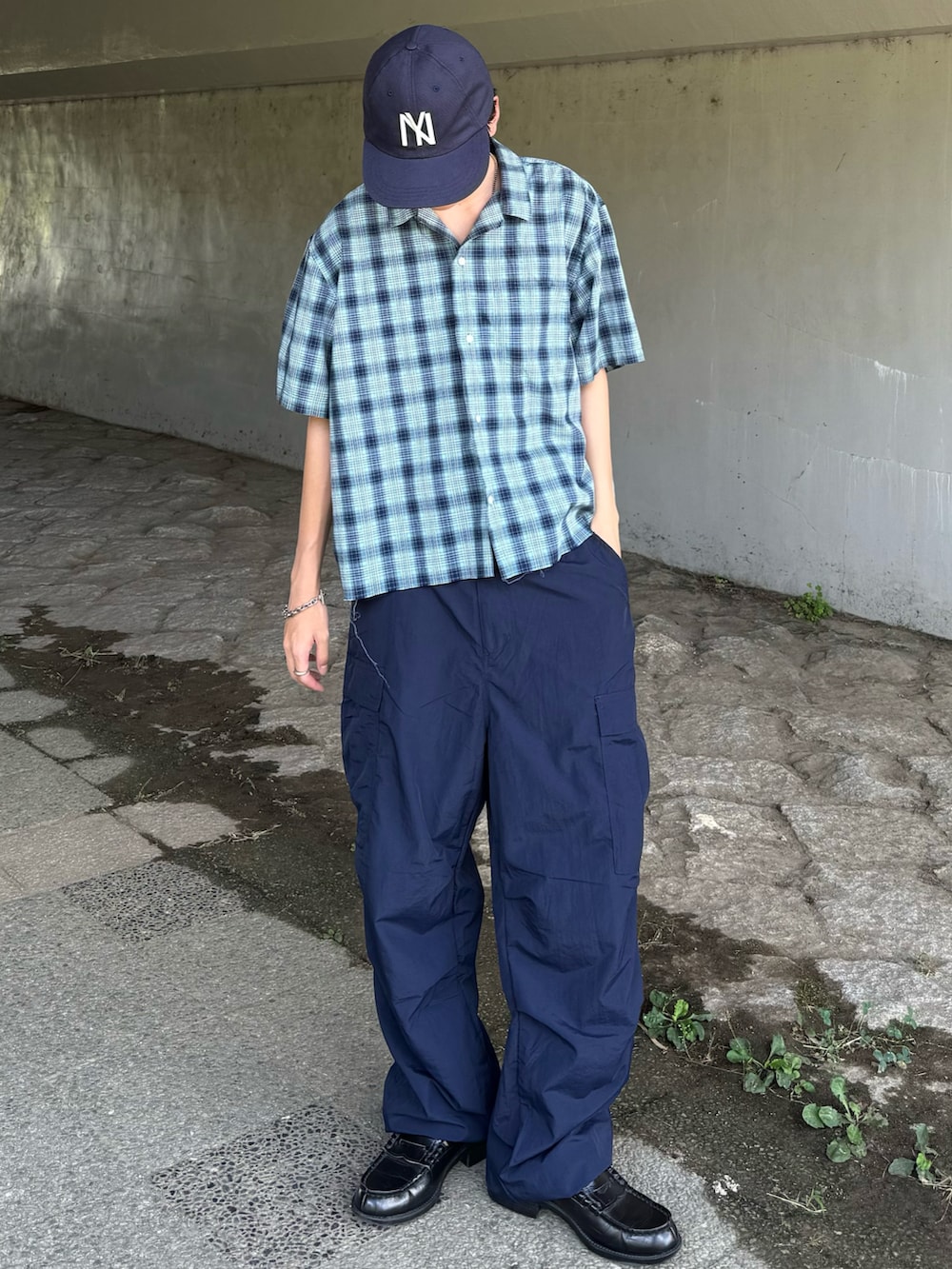 ブルー系のカーゴパンツ、ブルー系のシャツ/ブラウス、ブラック系のローファーを着用したメンズの夏コーディネートの3枚目の写真