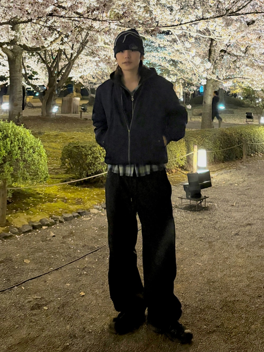 ブルー系のニットキャップ/ビーニーを着用したメンズの春コーディネートの2枚目の写真