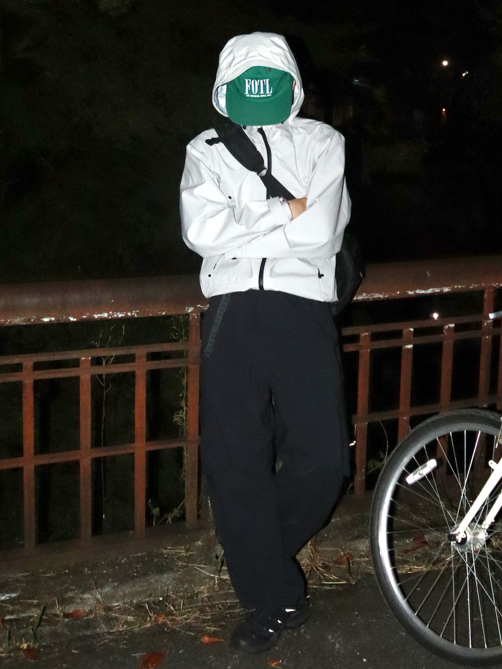 ブラック系のカーゴパンツ、ブラック系のスニーカー、ブラック系のショルダーバッグを着用したメンズの秋コーディネートの3枚目の写真